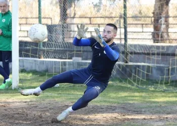 Menemen FK’nın genç kalecisi Bora Göymen, performansıyla dikkat çekiyor