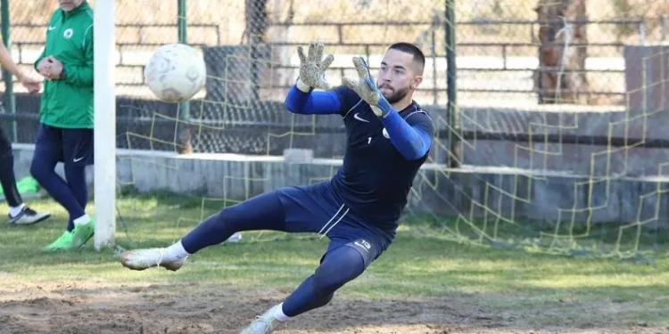 Menemen FK’nın genç kalecisi Bora Göymen, performansıyla dikkat çekiyor