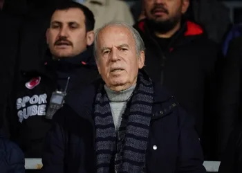 Mustafa Denizli, Eyüpspor-Altay maçını tribünden takip etti