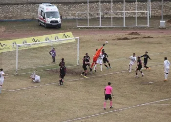 Bayburtspor 10 kişi kalan Isparta’ya 1-0 yenildi