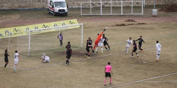 Bayburtspor 10 kişi kalan Isparta’ya 1-0 yenildi