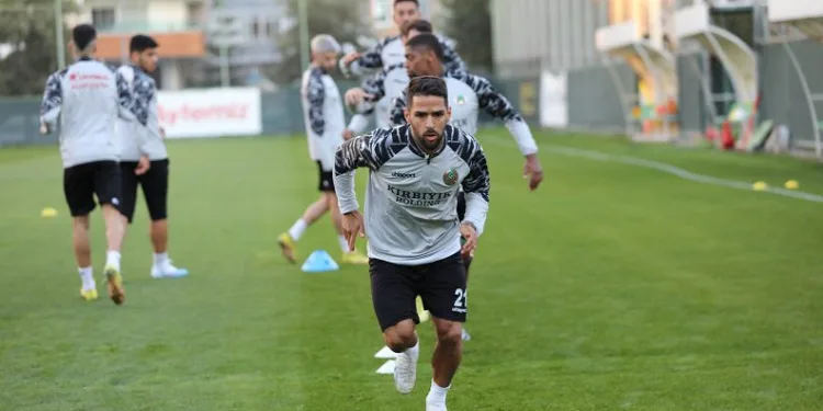 Corendon Alanyaspor’lu futbolcu Daniel Candeias: “Taraftarlarımızın hepsinin destek vermesini istiyoruz”