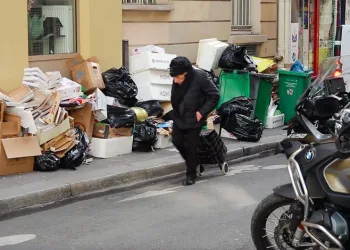 Fransa’da kaldırımlar çöple doldu, yayalar araç yollarını kullanmaya başladı