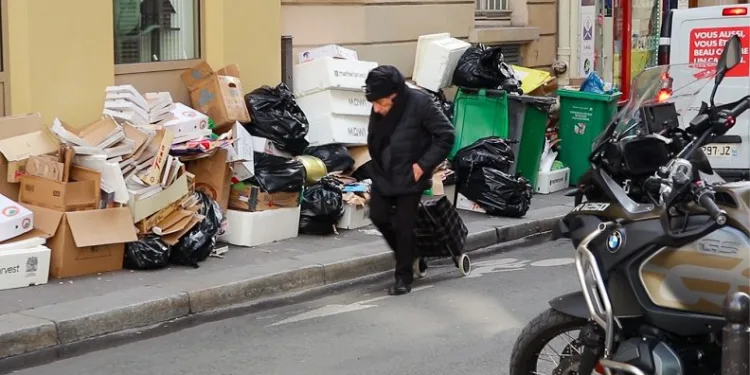 Fransa’da kaldırımlar çöple doldu, yayalar araç yollarını kullanmaya başladı