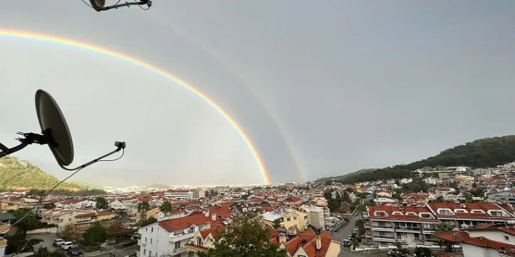 Marmaris’te gökkuşağı gökyüzünü renklendirdi
