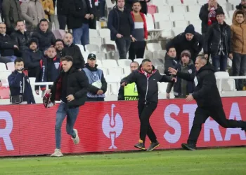 DG Sivasspor-Fiorentina maçında sahaya giren taraftar Fiorentinalı futbolcunun burnunu kırdı