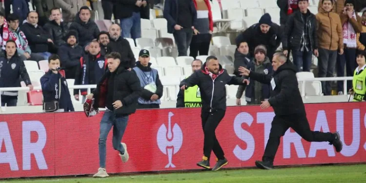 DG Sivasspor-Fiorentina maçında sahaya giren taraftar Fiorentinalı futbolcunun burnunu kırdı