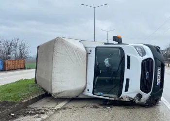Bursa’da kontrolden çıkan kamyonet yan yattı