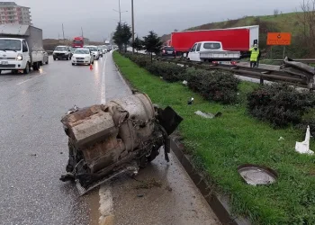Tırın motoru karşı şeride fırladı