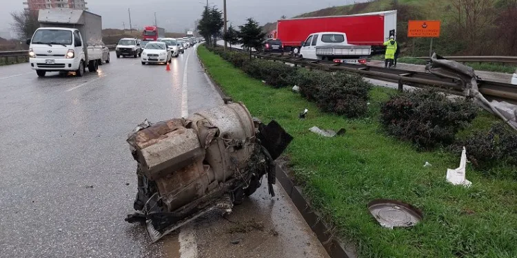 Tırın motoru karşı şeride fırladı