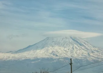 Ağrı Dağı buluttan şapkasını taktı