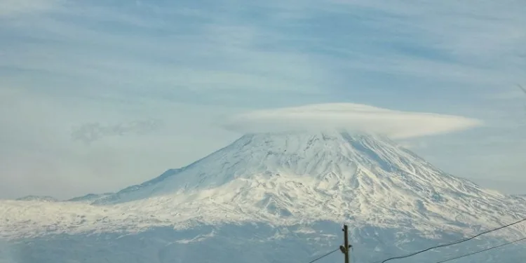 Ağrı Dağı buluttan şapkasını taktı
