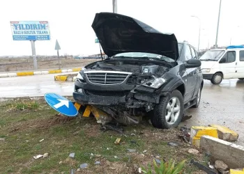 Kavşakta yaşanan kazada ikisi bebek 5 kişi yaralandı