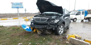 Kavşakta yaşanan kazada ikisi bebek 5 kişi yaralandı