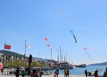 Marmaris’te gökyüzü rengarenk oldu