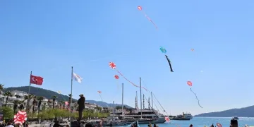 Marmaris’te gökyüzü rengarenk oldu