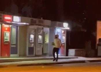 Parke taşıyla banka ATM’lerini tahrip etti