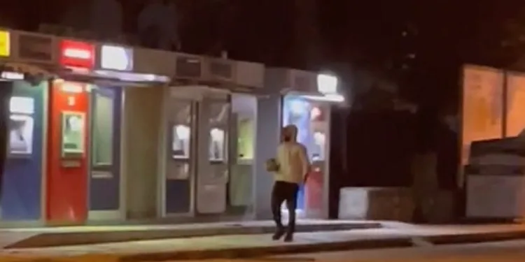 Parke taşıyla banka ATM’lerini tahrip etti