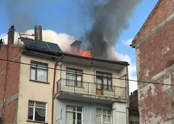 Binanın çatısı alev alev yandı