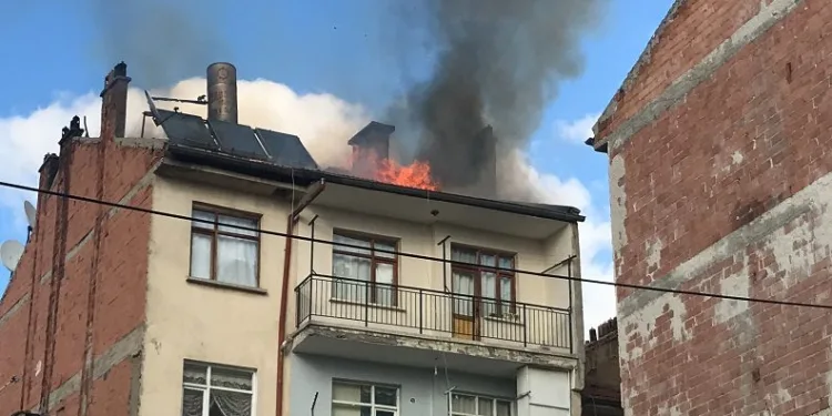 Binanın çatısı alev alev yandı