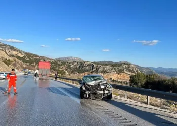 Kamyon ile otomobil çarpıştı: 1 yaralı
