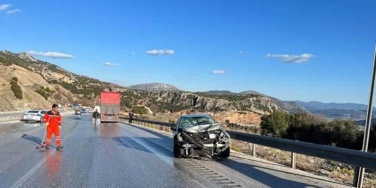Kamyon ile otomobil çarpıştı: 1 yaralı