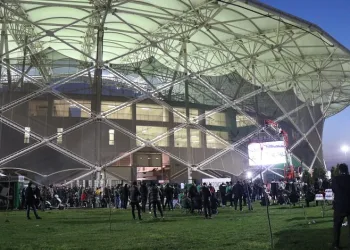 Taraftarlar cezaya rağmen takımlarını yalnız bırakmadılar