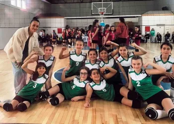 Altınovalı Minik voleybolcular, namağlup şampiyon