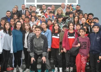 33 madalyayla dönen Yüksekovalı sporculara davul zurnalı karşılama