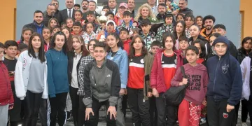 33 madalyayla dönen Yüksekovalı sporculara davul zurnalı karşılama