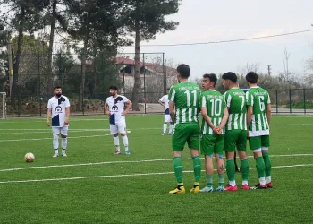 Hakem çift sarı kart gösterdiği futbolcuyu sahada unuttu