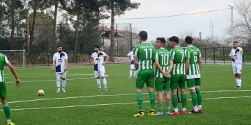 Hakem çift sarı kart gösterdiği futbolcuyu sahada unuttu