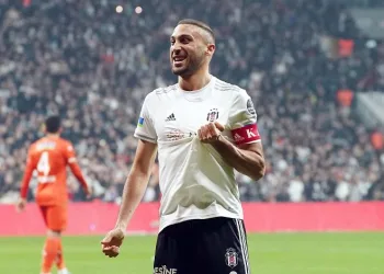 Cenk Tosun: “Beşiktaş’ta kalıyorum”