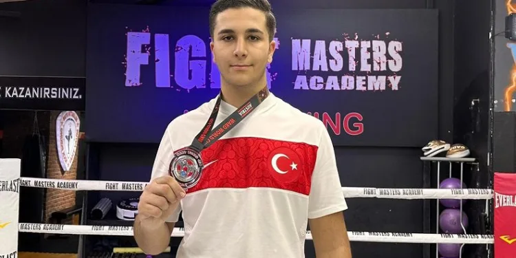 Milli kick boksçu Efe Aydın, Avusturya’da dünya ikincisi oldu
