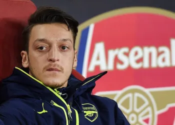 Mesut Özil, futbolu bıraktığını açıkladı