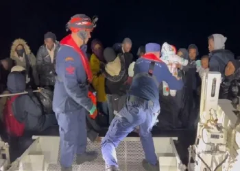 İzmir açıklarında 59 göçmen kurtarıldı