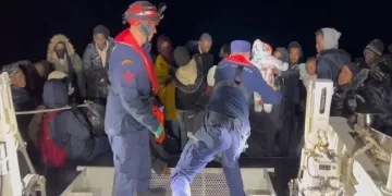 İzmir açıklarında 59 göçmen kurtarıldı