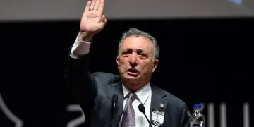 Beşiktaş Başkanı Ahmet Nur Çebi: “Kokuşmuş düzenle başa çıkmakta zorlanıyorum”