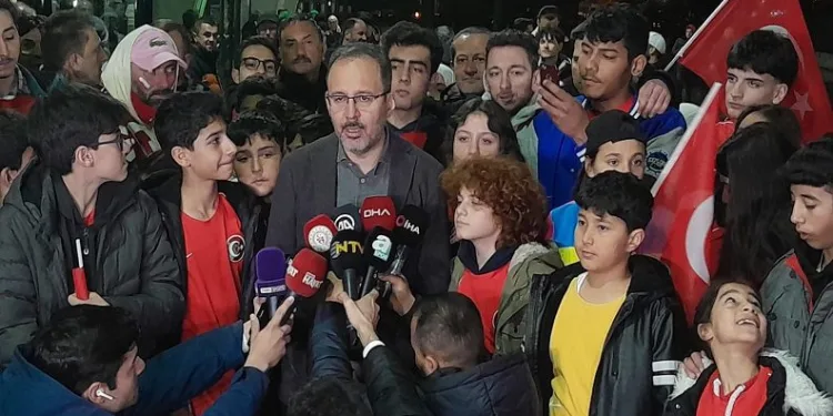 Depremzede çocuklar milli takım destekledi