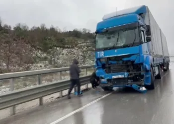 Bursa’da freni boşalan tır, ambulans ve 3 araca çarptı