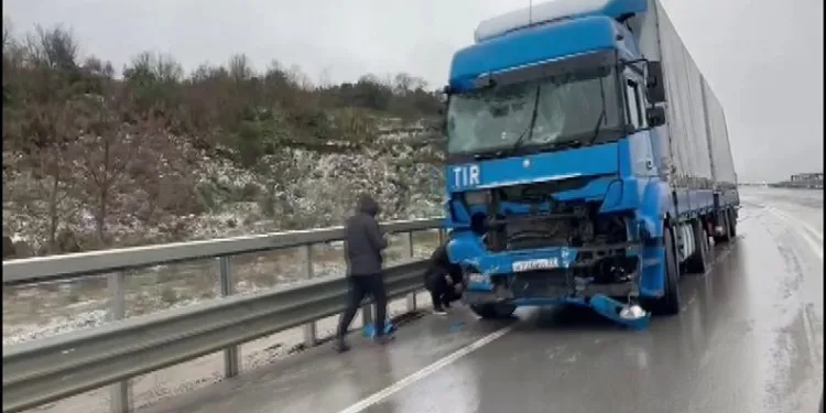 Bursa’da freni boşalan tır, ambulans ve 3 araca çarptı