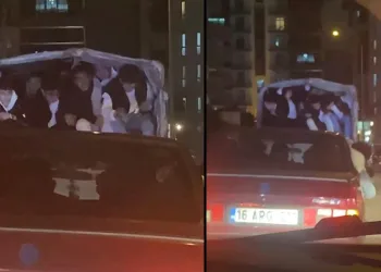 Gençlerin kamyonetin arkasındaki tehlikeli yolculuğu