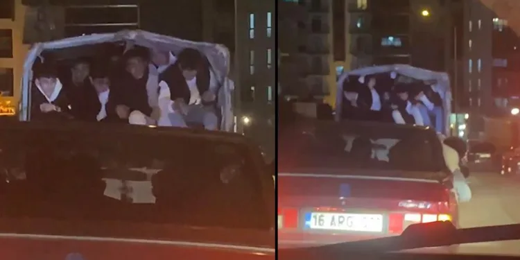 Gençlerin kamyonetin arkasındaki tehlikeli yolculuğu