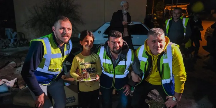 Depremzede Zehra’ya doğum günü sürprizi