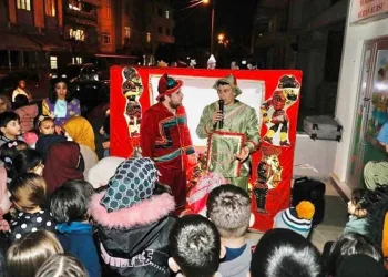 Çocuklar Hacivat-Karagöz ile doyasıya eğlendi