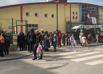 Sinir krizi geçiren şahıs 20 kişiyi rehin aldı