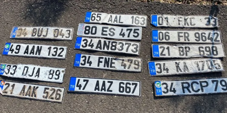Sele kapılan plakalar sahiplerini bekliyor