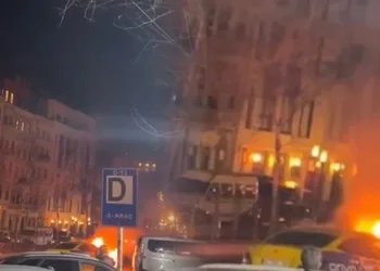Taksinin yandığı anlar kameraya yansıdı