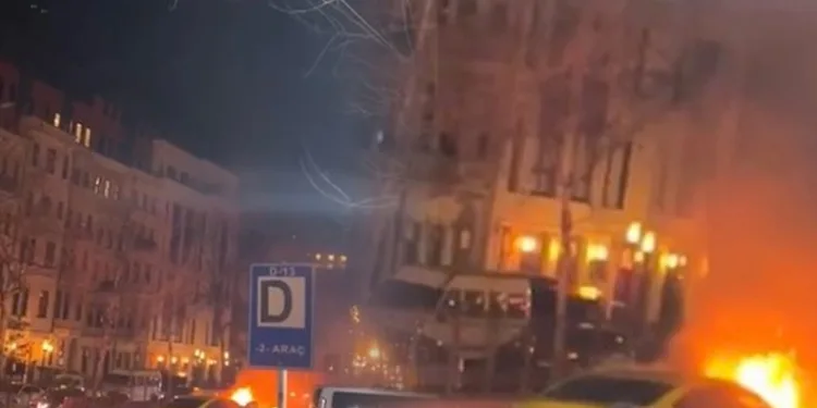 Taksinin yandığı anlar kameraya yansıdı