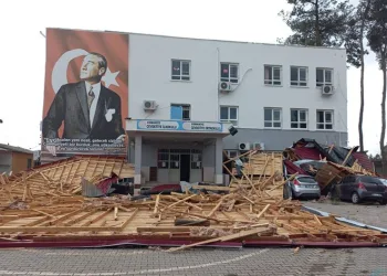 Öğrenciler dersteyken okulun çatısı uçtu